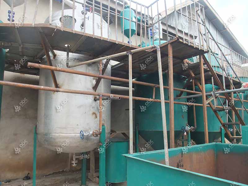 Connecting pipeline of the decolorized oil refining tank
